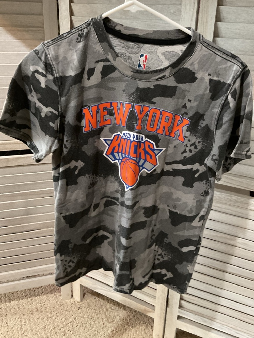 NBA New York Knicks Gray & Black Camo Graphic Tee- L 14/16 - Picture 4 of 5